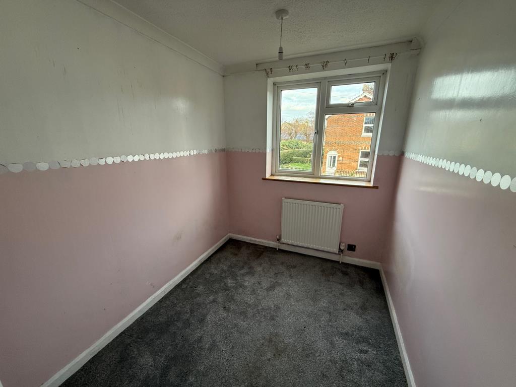 Lot: 40 - DETACHED HOUSE FOR IMPROVEMENT AND REPAIR - Bedroom 3 with Double Glazed Window to front and radiator